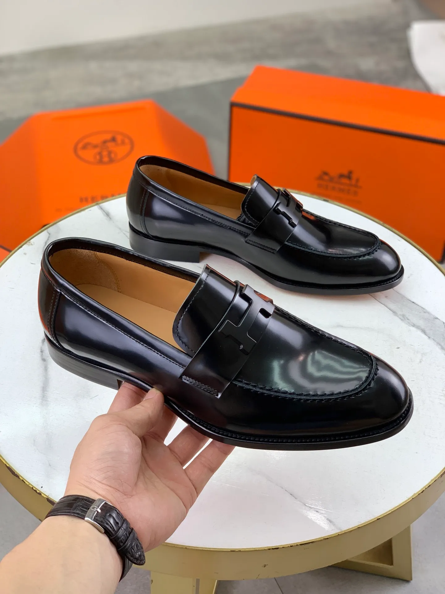 Factory price P980 💰💎💎💎 Original genuine leather outsole Brand: Hermès Grade: Same as the official website Original quality materials: Original soft calfskin Water-dyed cowhide lining Original Italian genuine leather outsole Style categories: Men's fashion Formal casual leather shoes Slip-on men's shoes series Young fashion European and American trends British style Code number: 39-45 (38.46 can be customized)